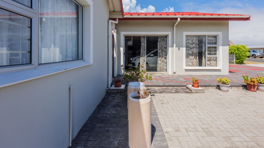 5 Bedroom Property for Sale in Struisbaai Western Cape